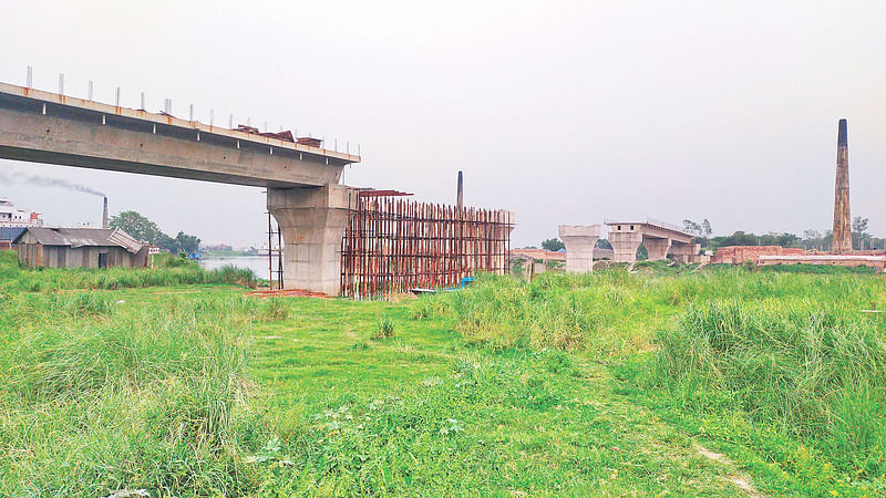 ৬ বছরে ৭০ শতাংশ কাজ হওয়ার পর পাঁচ মাস ধরে বন্ধ সেতুর নির্মাণকাজ। সম্প্রতি মুন্সিগঞ্জের সিরাজদিখান উপজেলা লাগোয়া কেরানীগঞ্জের মোল্লারহাট এলাকায়