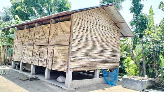 ফরিদপুরের সালথার গট্টি ইউনিয়নে ঝোনাখালী গট্টি গ্রামে মো. আমজেদ মাতুব্বরের বাড়িতে পেঁয়াজ সংরক্ষণে নির্মিত ‘মডেল ঘর’