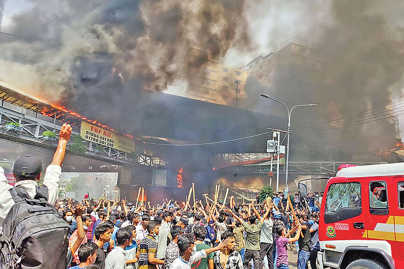 রাজধানীর মিরপুর ১০ নম্বর এলাকায় কোটা সংস্কার আন্দোলনকারীদের সঙ্গে আওয়ামী লীগের নেতা–কর্মী ও পুলিশের পাল্টাপাল্টি ধাওয়া হয়। একপর্যায়ে গোলচত্বরে পুলিশ বক্সে আগুন ধরিয়ে দেয় কিছু ব্যক্তি। গতকাল দুপুরে