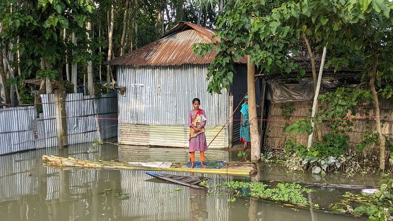 বন্যায় প্লাবিত এলাকা। পানিবন্দী হয়ে দুর্ভোগে পড়েছে গ্রামের লোকজন। মঙ্গলবার সকালে কুড়িগ্রামের চিলমারী উপজেলার রমনা ইউনিয়নের বাসন্তি গ্রামে