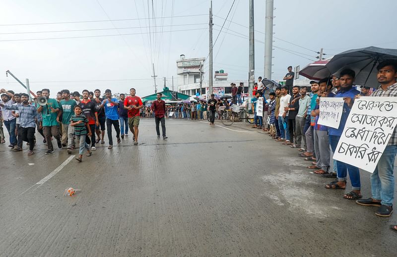 সরকারি চাকরিতে কোটা পুনর্বহালের রায় বাতিল ও কোটা সংস্কারের দাবিতে খুলনা বিশ্ববিদ্যালয়ের শিক্ষার্থীদের সড়ক অবরোধ। বৃহস্পতিবার বিকেলে খুলনার জিরো পয়েন্ট এলাকায়