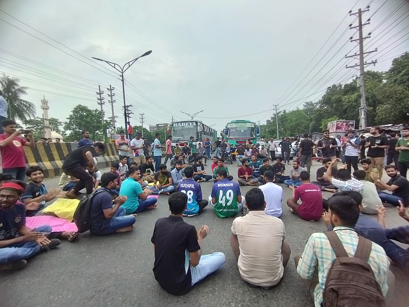 কোটাপদ্ধতি বাতিল ও মেধাভিত্তিক নিয়োগের পরিপত্র বহাল রাখাসহ চার দাবিতে আজ ঢাকা-আরিচা মহাসড়ক অবরোধ করেন জাহাঙ্গীরনগর বিশ্ববিদ্যালয়ের শিক্ষার্থীরা। দুপুর সাড়ে ১২টার দিকে বিশ্ববিদ্যালয়ের প্রধান ফটকের সামনে