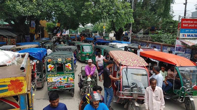 টোল বৃদ্ধির প্রতিবাদে রিকশাচালকদের অবরোধের কারণে মহানন্দা সেতুর টোল প্লাজার দুই পাশে দীর্ঘ যানজটের সৃষ্টি হয়। আজ শনিবার দুপুরে