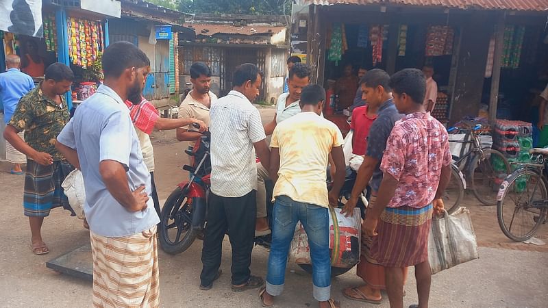 দিনাজপুরের বিরামপুরে বাজারে কাঁচা মরিচ বিক্রি করতে আসা এক চাষিকে ঘিরে ধরেছেন পাইকারি ব্যবসায়ীরা। শনিবার সকালে পৌর শহরের পুরাতন বাজার এলাকার সবজির পাইকারি বাজারে