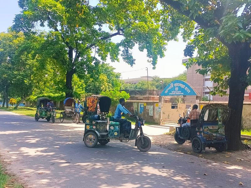 বিশ্ববিদ্যালয়ের তাপসী রাবেয়া হলের সামনে রিকশাচালক ও হাতে গোনা কয়েকজন ছাত্রী ছাড়া কারও উপস্থিতি দেখা যায়নি। শিক্ষার্থীদের প্রায় সবাই হল ছাড়ছেন। আজ সকাল ১০টার দিকে