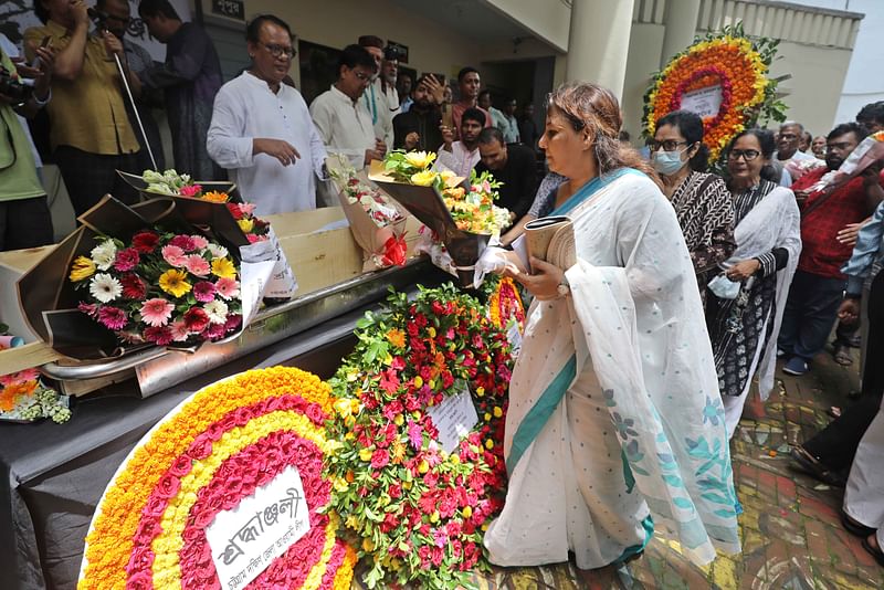 ভাষাবিদ মাহবুবুল হকের কফিনে ফুল দিয়ে শ্রদ্ধা জানান বিভিন্ন শ্রেণি–পেশার মানুষ। আজ শুক্রবার বেলা ১১টায় চট্টগ্রাম নগরের জেলা শিল্পকলা একাডেমিতে