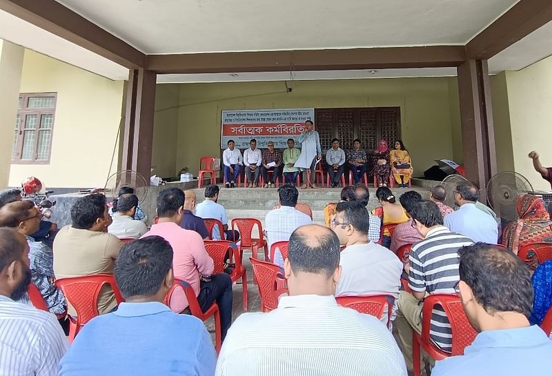 প্রত্যয় স্কিম প্রত্যাহারসহ কয়েকটি দাবিতে রাজশাহী বিশ্ববিদ্যালয়ে ধারাবাহিক সর্বাত্মক কর্মবিরতি ও অবস্থান কর্মসূচি পালন করছেন শিক্ষকেরা। বুধবার বেলা সাড়ে ১১টার দিকে বিশ্ববিদ্যালয়ের সিনেট ভবন চত্বরে।