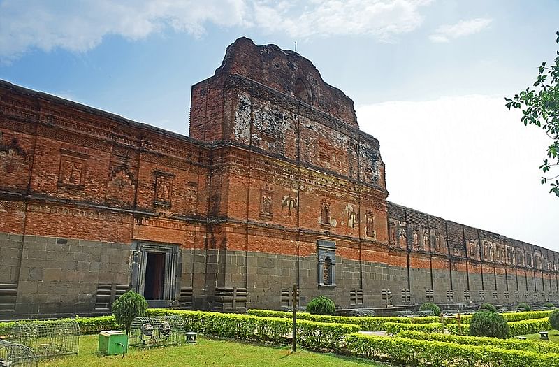 সিকান্দার শাহের সময়ে নির্মিত পশ্চিমবঙ্গের মালদহের আদিনা মসজিদ