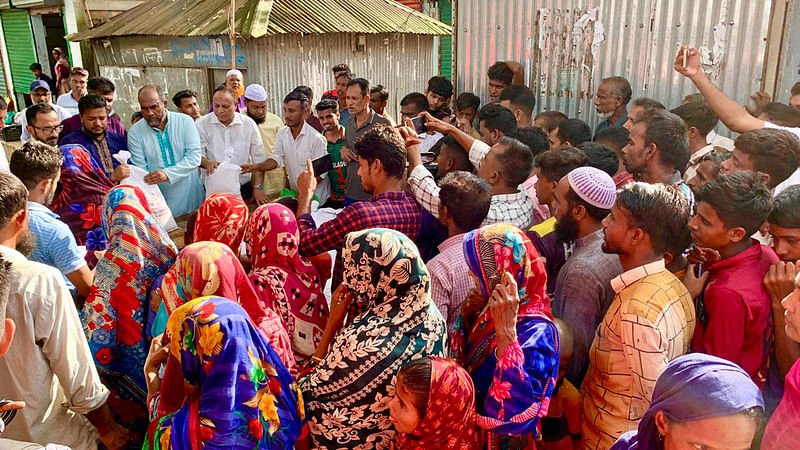 সিলেটের গোয়াইনঘাট উপজেলার আনন্দবাজারে জেলা বিএনপি বন্যাকবলিত মানুষদের মধ্যে ত্রাণ বিতরণ করে। মঙ্গলবার বিকেলে