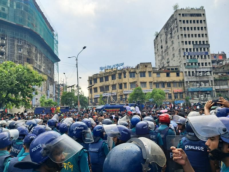 গুলিস্তান শপিং কমপ্লেক্সের সামনের সড়কে কোটা সংস্কারের দাবিতে আন্দোলনরত শিক্ষার্থী ও পুলিশের অবস্থান