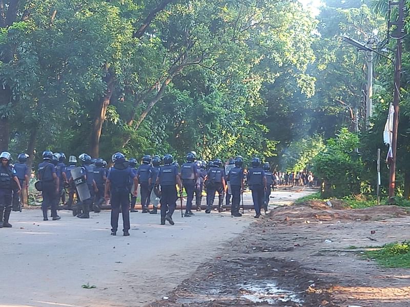 জাহাঙ্গীরনগর বিশ্ববিদ্যালয়ে কোটা সংস্কার আন্দোলনকারী শিক্ষার্থীদের সঙ্গে পুলিশের সংঘর্ষ। পুলিশ সদস্যরা কাঁদানে গ্যাসের শেল, সাউন্ড গ্রেনেড ও রাবার বুলেট ছুড়েছেন। আজ বুধবার বিকেলে বিশ্ববিদ্যালয়ের শহীদ মিনার এলাকায়