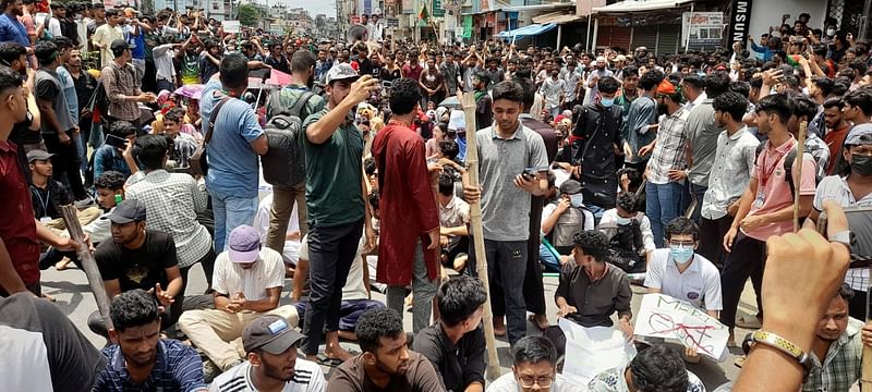 নোয়াখালীর মাইজদীতে ‘কমপ্লিট শাটডাউন’ কর্মসূচি চলার সময় শিক্ষার্থীদের বিক্ষোভ। আজ বেলা সোয়া এগারোটায় জেলা শহর মাইজদীর বিশ্বনাথ এলাকায়