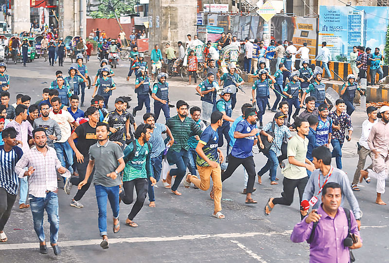 আন্দোলনকারী শিক্ষার্থীরা চট্টগ্রামের বটতলী রেলস্টেশন থেকে মিছিল নিয়ে টাইগারপাস এলে পুলিশ তাঁদের বাধা দেয়। পরে ২ নম্বর গেট এলাকায় পুলিশ তাঁদের ধাওয়া দেয়। গতকাল বিকেলে।