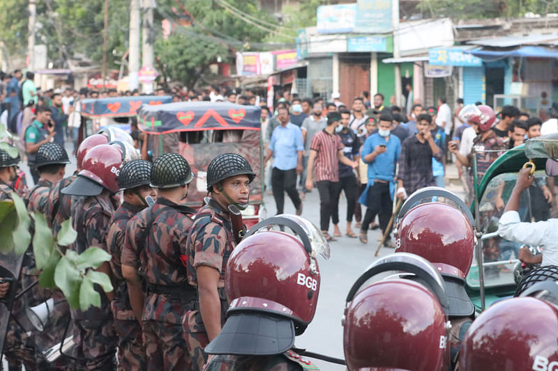 শিক্ষার্থীদের নিরাপত্তার জন্য ক্যাম্পাসে বিজিবি মোতায়েন করা হয়েছে। রাজশাহী বিশ্ববিদ্যালয়ের সামনে টহল দিচ্ছে বিজিবি