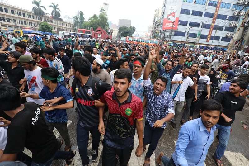 জগন্নাথ বিশ্ববিদ্যালয়ের আন্দোলনকারী শিক্ষার্থীদের মিছিল রাজধানীর জিপিও মোড়ে পুলিশের বাধার মুখে পড়ে