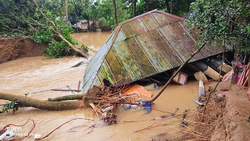 ফেনীর ফুলগাজীর উত্তর দৌলতপুর এলাকায় মুহুরী নদীর বেড়িবাঁধের তিনটি স্থানে ভাঙনের ফলে লোকালয়ে পানি প্রবেশ করেছে।