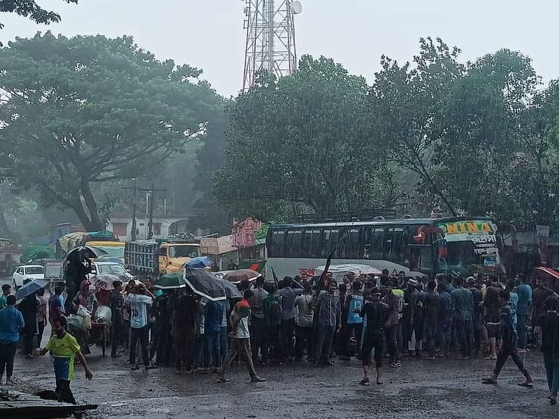 সরকারি চাকরিতে কোটা পুনর্বহালের প্রতিবাদ ও কোটা সংস্কারের দাবিতে ইসলামী বিশ্ববিদ্যালয়ের শিক্ষার্থীরা রাস্তা অবরোধ করেছেন। আজ শনিবার ক্যাম্পাসের প্রধান ফটকের সামনে