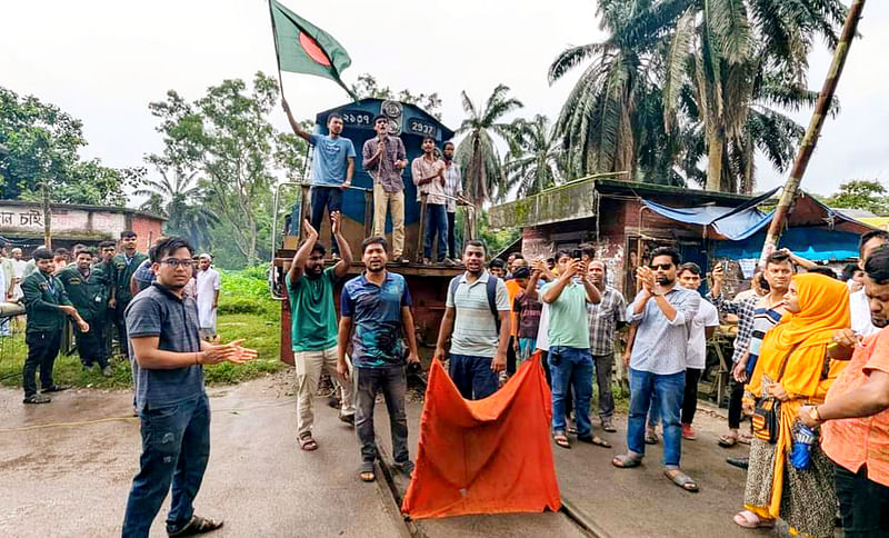 বাংলাদেশ কৃষি বিশ্ববিদ্যালয়ের বিক্ষুব্ধ শিক্ষার্থীরা আবদুল জব্বার মোড়সংলগ্ন রেললাইনে ট্রেন অবরোধ করেন। দুই ঘণ্টা ট্রেন অবরোধ থাকার পর চলাচল স্বাভাবিক হয়