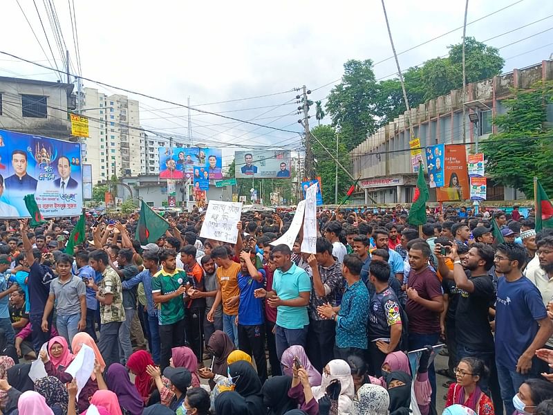 প্রতিবাদ জানিয়ে ময়মনসিংহ-টাঙ্গাইল সড়কের প্রবেশ মুখ নগরের টাউনহল মোড় এলাকা অবরোধ করছে ময়মনসিংহের শিক্ষার্থীরা। আজ বেলা ১১টার দিকে