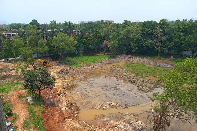 জাহাঙ্গীরনগর বিশ্ববিদ্যালয়ে জলাশয় ভরাট করে ভবন নির্মাণের কাজ চলছে