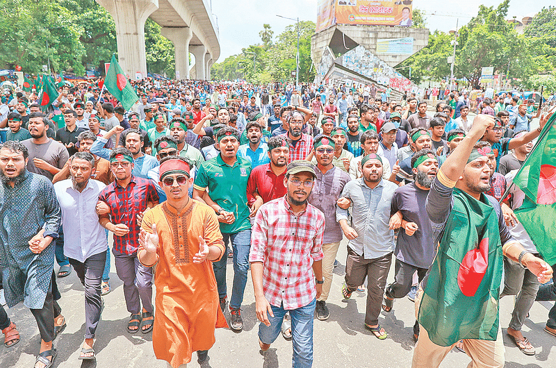 সরকারি চাকরির সব গ্রেডে অযৌক্তিক ও বৈষম্যমূলক কোটা বাতিলের দাবিতে আন্দোলন চালিয়ে যাচ্ছেন শিক্ষার্থী ও চাকরিপ্রত্যাশীরা। গতকাল দুপুর ১২টার দিকে রাজধানীর শাহবাগে বিক্ষোভ মিছিল করেন তাঁরা