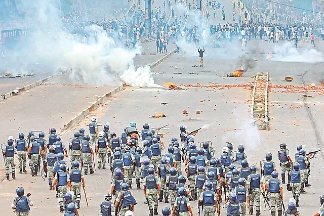 কোটা সংস্কার আন্দোলন ঘিরে ঢাকাসহ দেশের বিভিন্ন জায়গায় পুলিশের সঙ্গে বিক্ষোভকারীদের সংঘর্ষ হয়