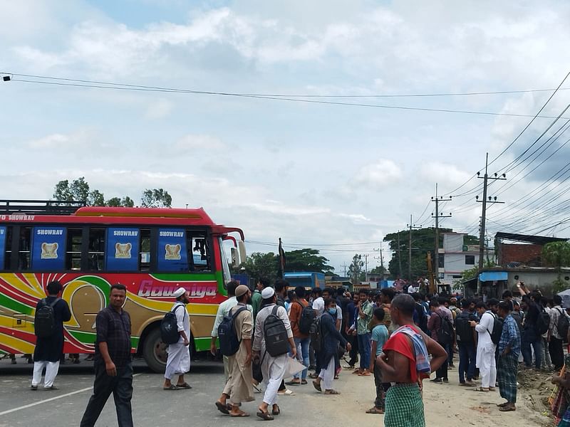 চট্টগ্রামের সীতাকুণ্ডের সোনাইছড়িতে বেসরকারি আন্তর্জাতিক ইসলামি বিশ্ববিদ্যালয়ের শিক্ষার্থীদের সড়ক অবরোধ