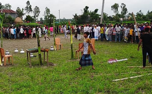 সাপের কামড়ে মৃত এক ব্যক্তিকে ঝাড়ফুঁকের মাধ্যমে জীবিত করার আয়োজন করে টাকা পয়সা নিয়ে পালিয়ে যান এক কবিরাজ। ২৯ জুন, গাজীপুরের কালিয়াকৈর।