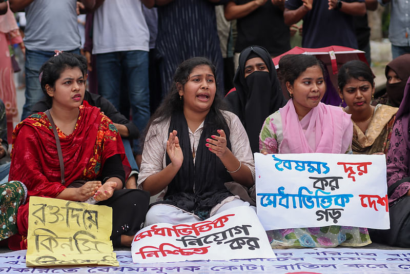 বরিশাল বিশ্ববিদ্যালয়ের একাডেমিক ভবনের নিচতলায় মানববন্ধন ও সমাবেশের মাধ্যমে কর্মসূচি শুরু করেন আন্দোলনকারী শিক্ষার্থীরা