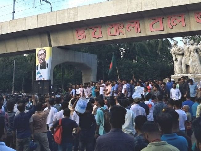 মঙ্গলবার বিকেলে টিএসসির রাজু ভাস্কর্যের পাদদেশে সমাবেশে সমাপনী বক্তব্য দেন ছাত্রলীগের কেন্দ্রীয় সভাপতি সাদ্দাম হোসেন