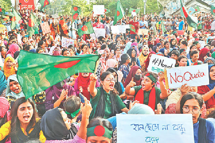 কোটা বাতিলের দাবিতে আন্দোলনকারী শিক্ষার্থীদের টানা বিক্ষোভ চলছে। রাজধানীর শাহবাগ মোড়ে সড়ক অবরোধ করে অবস্থান কর্মসূচি পালন করেন তাঁরা