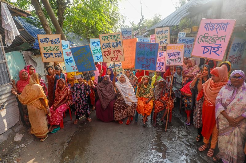 প্লাকার্ড হাতে নিজেদের আবাসস্থলের ব্যাপারে স্থায়ী সমাধান দাবি করেছেন খুলনার বাস্তুহারা কলোনির বাসিন্দারা। শনিবার বিকেলে নগরের বাস্তুহারা কলোনি এলাকায়