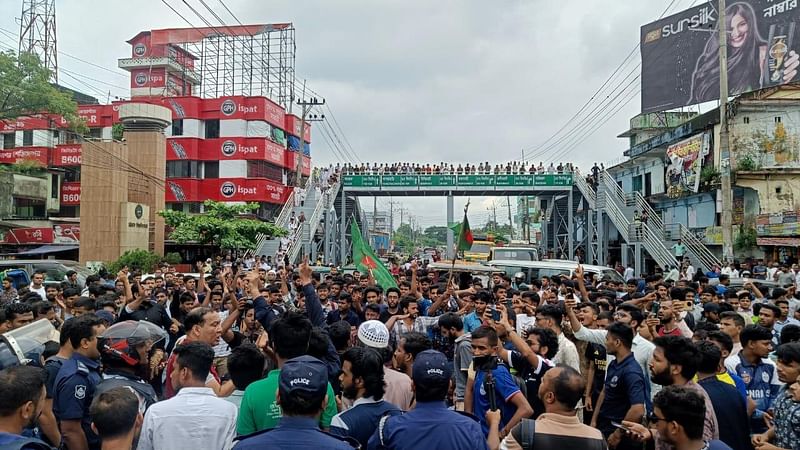 সরকারি চাকরিতে কোটা ব্যবস্থা পুনর্বহালের প্রতিবাদে চট্টগ্রাম বিশ্ববিদ্যালয়ের এক নম্বর গেটের সামনের সড়ক অবরোধ করে শিক্ষার্থীরা। আজ দুপুর একটায়