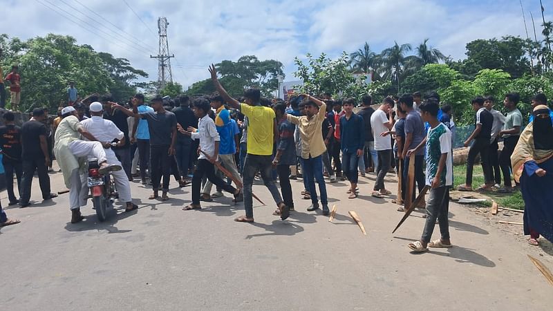 পটুয়াখালীর দুমকী উপজেলার মুরাদিয়া বোর্ড অফিস এলাকায় পটুয়াখালী-বাউফল সড়কে আন্দোলনকারী স্কুল-কলেজ শিক্ষার্থীদের ওপর হামলা। আজ সকাল ১০টার দিকে