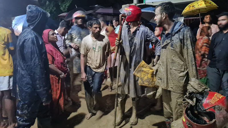 কক্সবাজার শহরের কলাতলী সৈকতপাড়ায় পাহাড় ধসে মাটি চাপা পড়া লোকজনকে উদ্ধার তৎপরতা চালাচ্ছেন ফায়ার সার্ভিসের সদস্যরা। আজ রাত  সাড়ে আটটায়