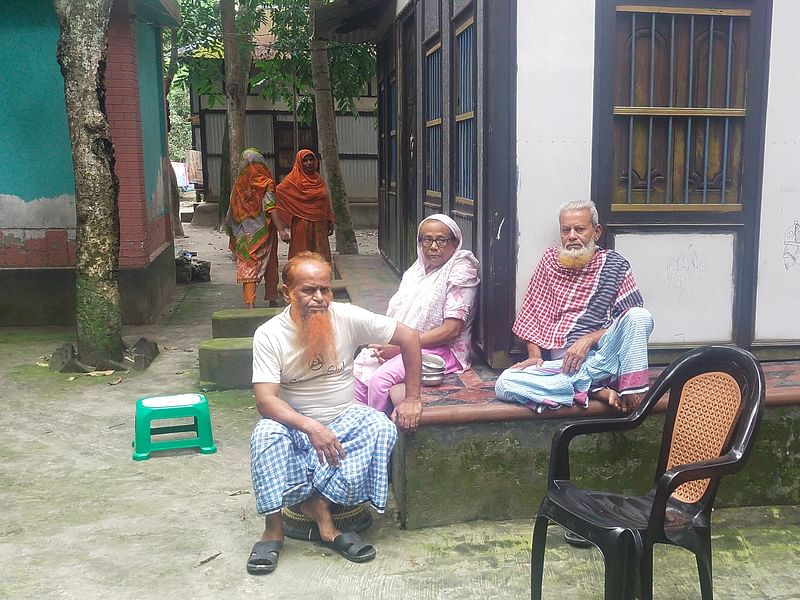 ঘটনার এক সপ্তাহে পেরিয়ে গেলেও শোকে কাতর মোস্তফার স্বজনেরা। গত বৃহস্পতিবার দুপুরে মুন্সিগঞ্জের সিরাজদিখান উপজেলার মধ্যপাড়া এলাকায়