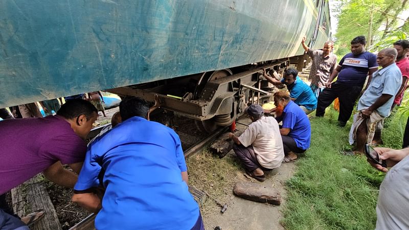 লাইনচ্যুত ট্রেন সচল করার কাজ চলছে। আজ সোমবার সকালে গোয়ালন্দ বাজার ও দৌলতদিয়া ঘাটের মাঝামাঝি স্থানে ফিডমিল এলাকায়