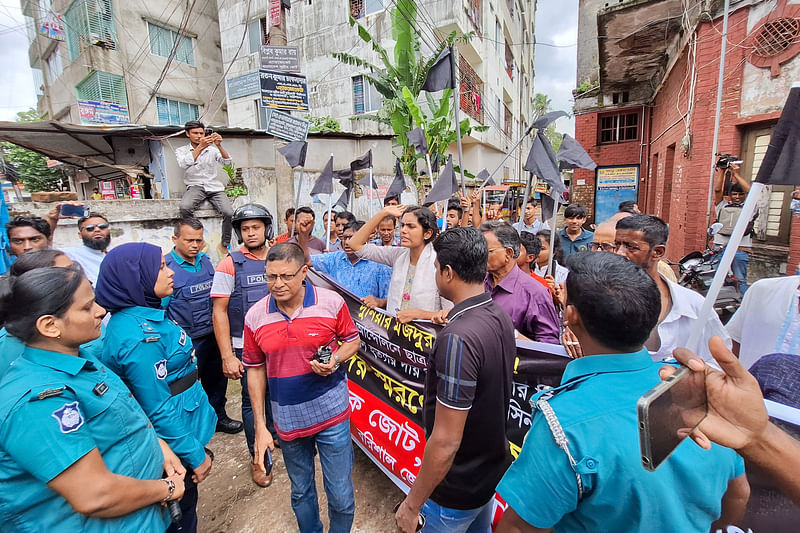 বরিশালে বাম গণতান্ত্রিক জোটের উদ্যোগে কোটা সংস্কার আন্দোলনে নিহত ব্যক্তিদের স্মরণে শোক মিছিল পুলিশের বাধা। আজ শুক্রবার বরিশালের ফকিরবাড়ি সড়কে