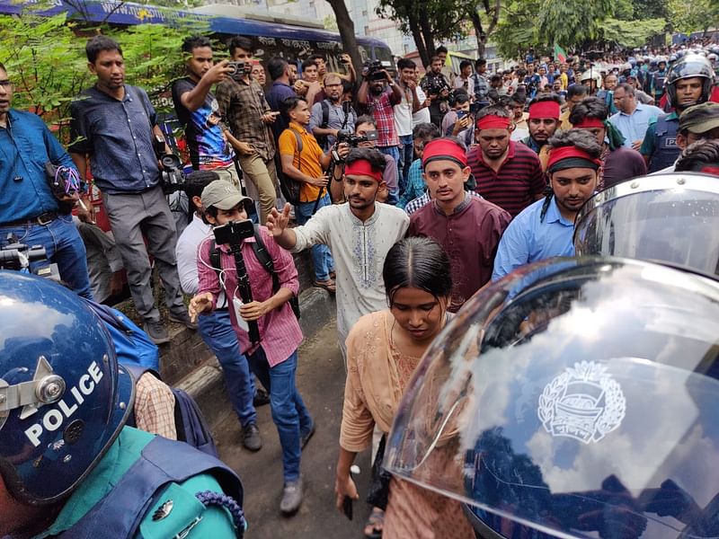 কোটা সংস্কারের দাবিতে আন্দোলনরত শিক্ষার্থীদের প্রতিনিধিরা বঙ্গভবনে স্মারকলিপি দিতে যান। ঢাকা, ১৪ জুলাই