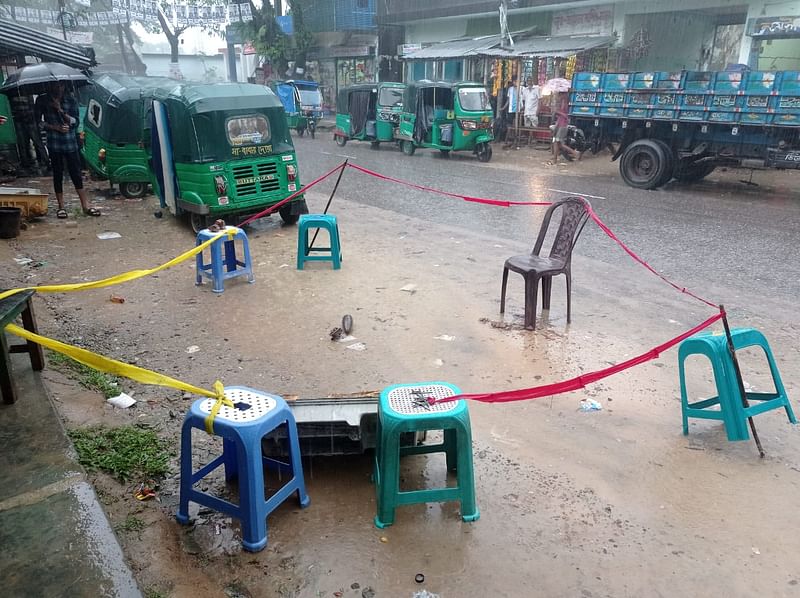 উদ্ধার হওয়া মর্টার শেল ঘিরে রেখেছে পুলিশ। বুধবার সিলেট সদর উপজেলার সাহেবের বাজারে