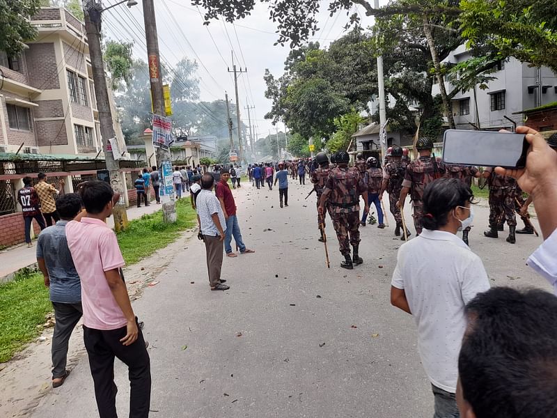 নীলফামারীতে কোটা আন্দোলনকারীদের সঙ্গে ছাত্রলীগ ও পুলিশের সংঘর্ষ শুরু হলে র‌্যাব ও বিজিবি মাঠে নামে। গত ১৮ জুলাই দুপুর সাড়ে ১২টার দিকে শহরের পিটিআই মোড়ে