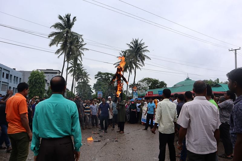 বাংলাদেশ কৃষি বিশ্ববিদ্যালয়ের কর্মচারীরা বিক্ষোভ মিছিল শেষে অর্থমন্ত্রীর কুশপুত্তলিকা দাহ করেন। বৃহস্পতিবার বিশ্ববিদ্যালয়ের আব্দুল জব্বার মোড়ে