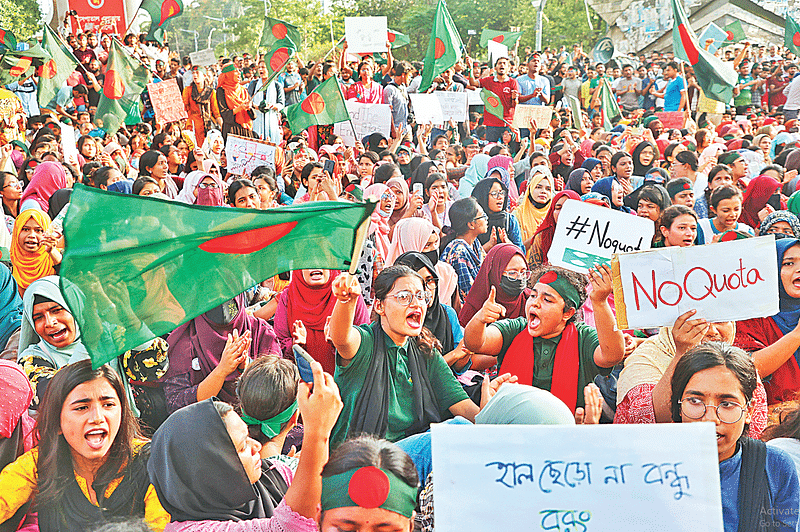 কোটা বাতিলের দাবিতে আন্দোলনকারী শিক্ষার্থীদের টানা বিক্ষোভ চলছে। গতকাল বিকেলে রাজধানীর শাহবাগ মোড়ে সড়ক অবরোধ করে অবস্থান কর্মসূচি পালন করেন তাঁরা