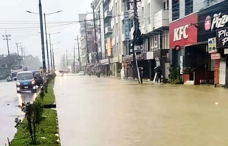 কক্সবাজারে ভারী বর্ষণে ডুবে আছে শহরের ব্যস্ততম কলাতলী সৈকত সড়ক। আজ বিকেলে