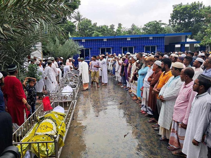 আজ শুক্রবার বেলা পৌনে তিনটার দিকে নিহত চারজনের একসঙ্গে জানাজা অনুষ্ঠিত হয়। পরে আজমপুর কবরস্থানে একই সঙ্গে তাঁদের দাফন করা হয়