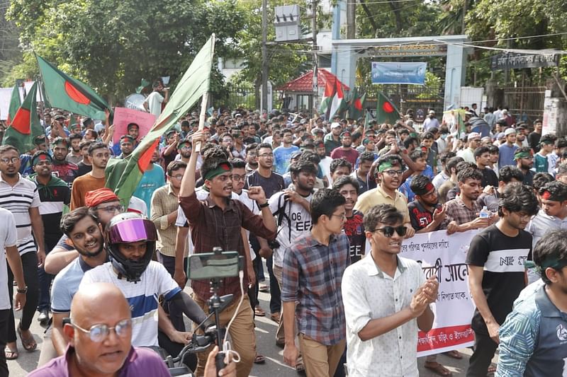 কোটা বাতিলের দাবিতে সাধারণ শিক্ষার্থীদের বিক্ষোভ মিছিল। ঢাকা বিশ্ববিদ্যালয় এলাকা