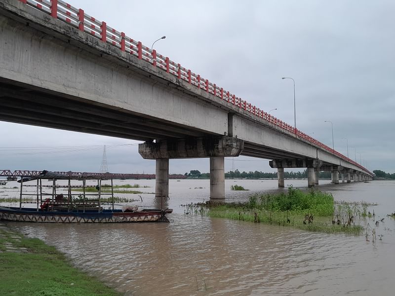 তিস্তা নদীর পানি বিপৎসীমার ওপর দিয়ে প্রবাহিত হচ্ছে। সম্প্রতি রংপুরের কাউনিয়া উপজেলার তিস্তা সড়ক সেতু এলাকায়