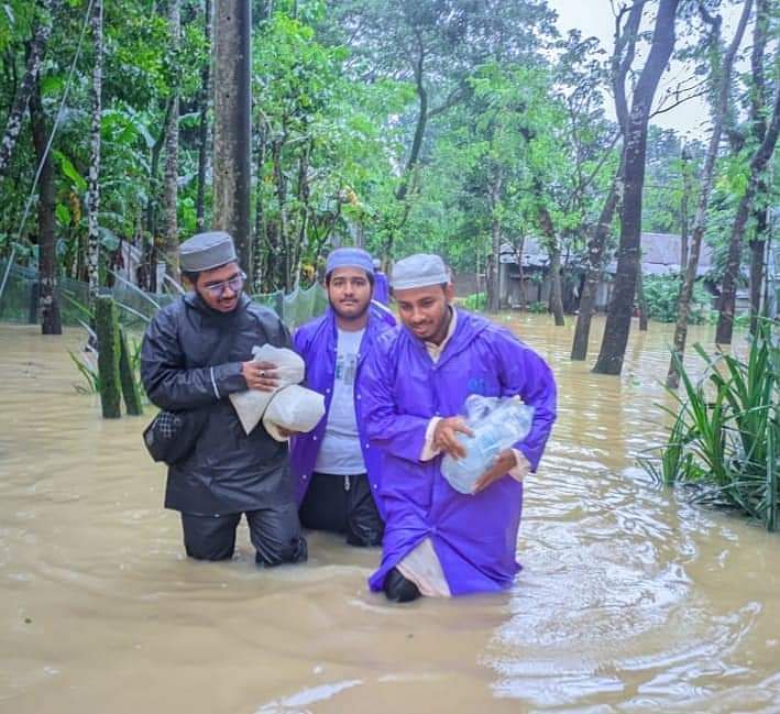 বন্যাকবলিত মানুষের কাছে খাদ্যসহায়তা পৌঁছে দিচ্ছেন অচিনপুরী ফাউন্ডেশনের স্বেচ্ছাসেবকেরা