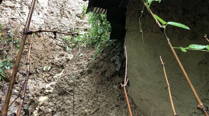 কক্সবাজার শহরে এবিসি ঘোনা এলাকায় পাহাড় ধসে হতাহতের ঘটনা ঘটেছে আজ। ওই এলাকার কয়েক শ গজ দূরে বৈদ্যঘোনা এলাকা ঝুঁকিপূর্ণভাবে পাহাড় কেটে মাটির ঘর তোলা হয়েছে।  আজ বৃহস্পতিবার দুপুরে