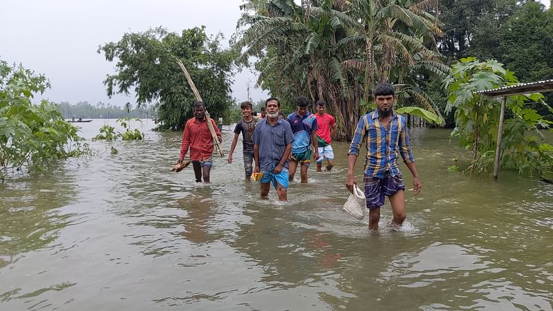 কুড়িগ্রাম-যাত্রাপুর পাকা সড়ক বন্যার পানিতে তলিয়ে গেছে। শনিবার দুপুরে যাত্রাপুর ইউনিয়নের গারুহারা গাবেরতল এলাকায়